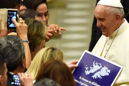 El papa Francisco con el cartel que le entregó la ONG Diálogo por Malvinas