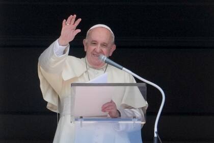 El papa Francisco da su bendición desde la ventana de su estudio con vista a la Plaza de San Pedro, en el Vaticano, el domingo 5 de septiembre de 2021. (AP Foto/Andrew Medichini)