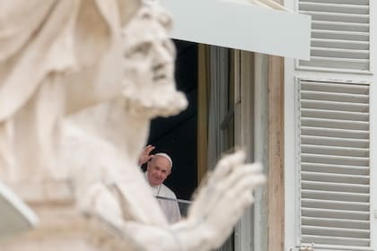 El papa Francisco da su bendición desde la ventana de su estudio que da a la Plaza San Pedro, en el Vaticano, el domingo 20 de junio de 2021. (AP Foto/Andrew Medichini)