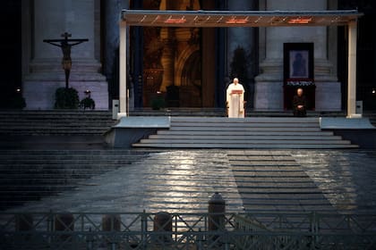 Ayer, el Papa Francisco brindó una misa en la Plaza San Pedro vacía