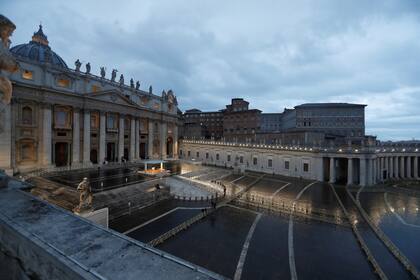 El papa Francisco da una misa en la Plaza San Pedro vacía
