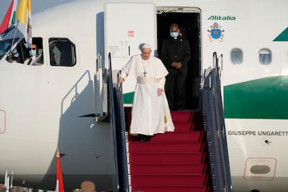 El papa Francisco desciende de un avión a su llegada al aeropuerto internacional de Budapest para una breve visita a Hungría, el domingo 12 de septiembre de 2021, dentro de una gira que incluye a Eslovaquia. (AP Foto/Gregorio Borgia)