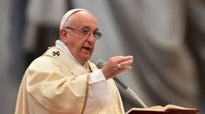 El papa Francisco dijo que "reza" por Charlie y sus padres