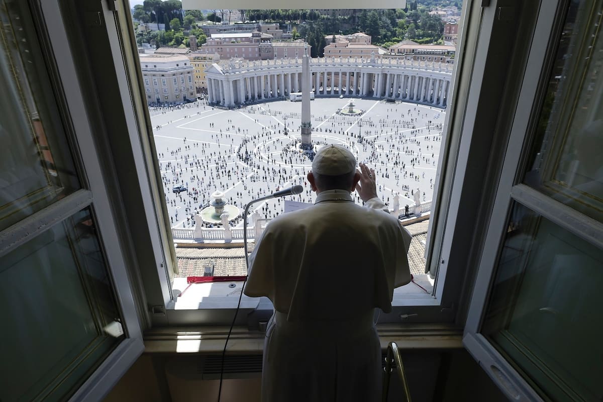 El Papa Francisco dirige la oración Regina Coeli desde la ventana del Palacio Apostólico con vista a la Plaza de San Pedro con público en el Vaticano, semanas atrás.