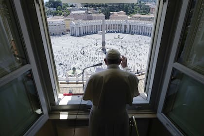 El Papa Francisco dirige la oración Regina Coeli desde la ventana del Palacio Apostólico con vista a la Plaza de San Pedro con público en el Vaticano, semanas atrás.