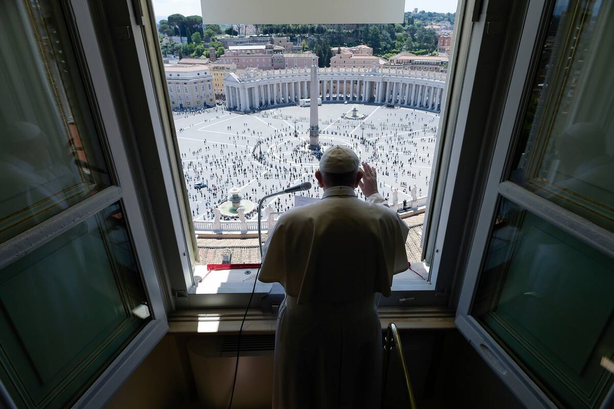 El Papa Francisco dirigiendo la oración Regina Coeli desde la ventana del Palacio Apostólico con vista a la Plaza de San Pedro en el Vaticano, donde los fieles están a metros de distancia, la primera vez desde el bloqueo se impuso hace tres meses.