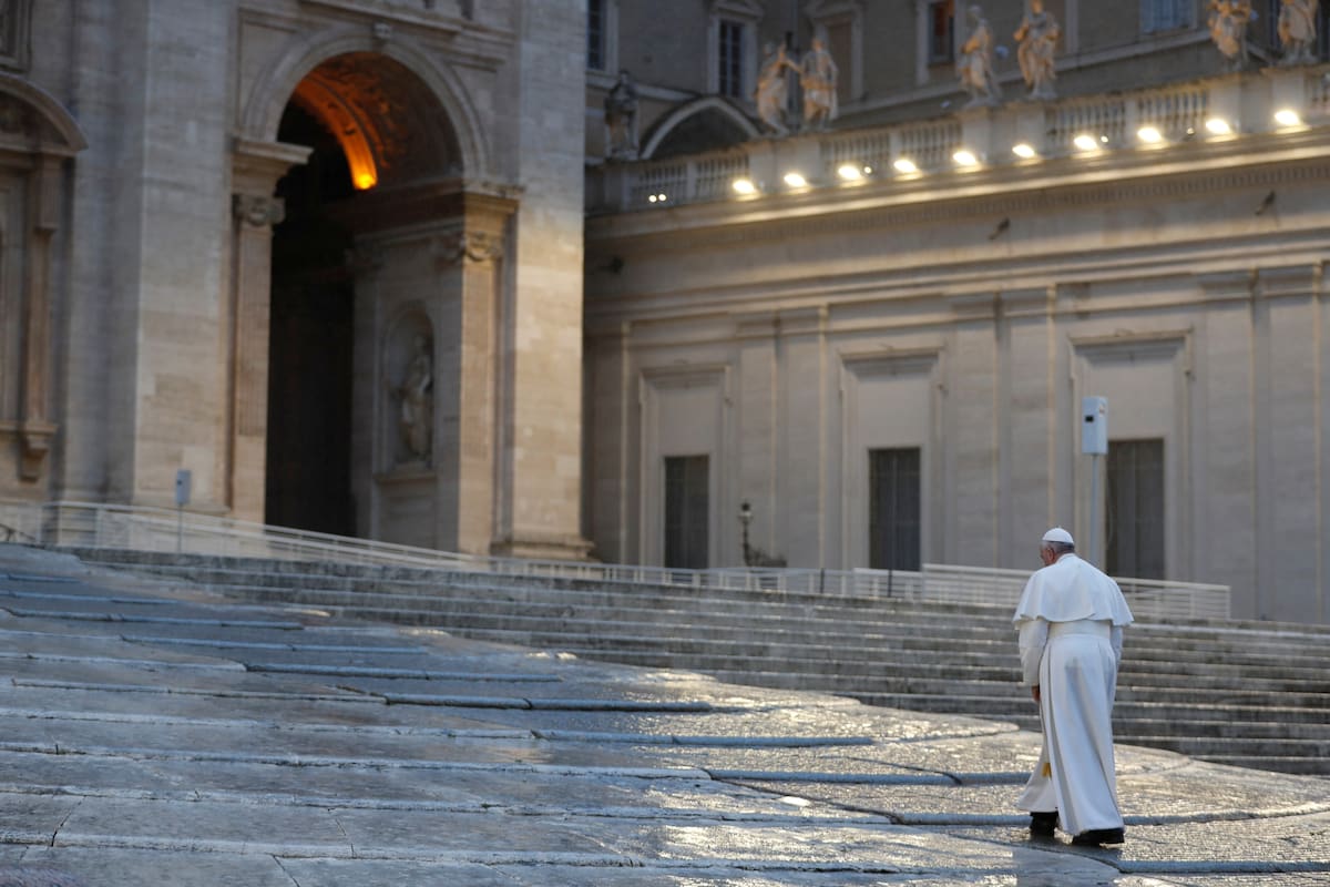 El Papa Francisco durante la ceremonia ante la Plaza de San Pedro vacía