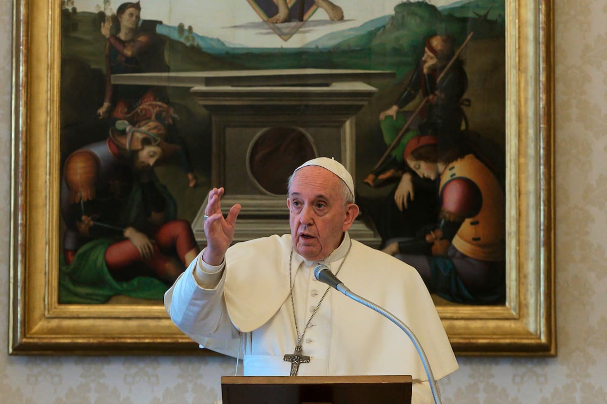 El Papa Francisco durante su oración del Ángelus, en la biblioteca privada, en el Vaticano, el 29 de marzo de 2020.
