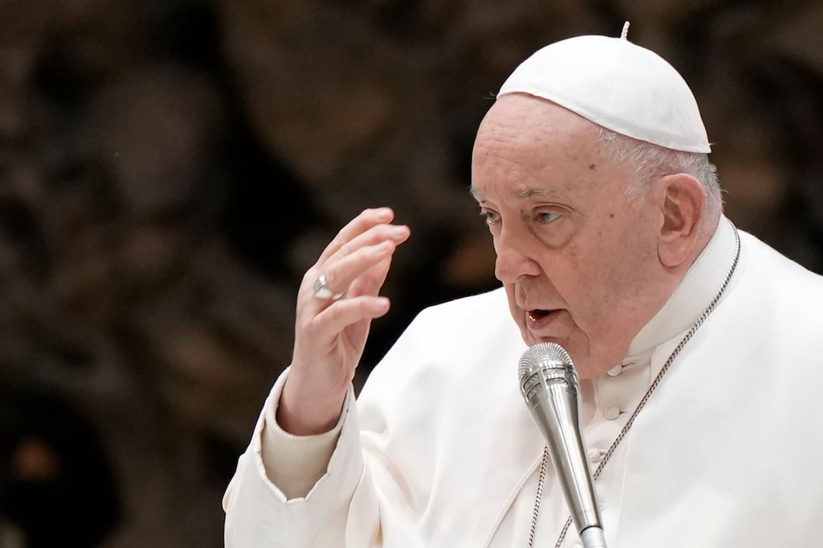 El papa Francisco, el pasado miércoles, impartiendo la bendición durante su audiencia general semanal en el aula Pablo VI del Vaticano