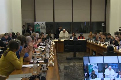 El papa Francisco, en el encuentro con movimientos sociales; a la derecha, aplaudiendo, el dirigente social Juan Grabois