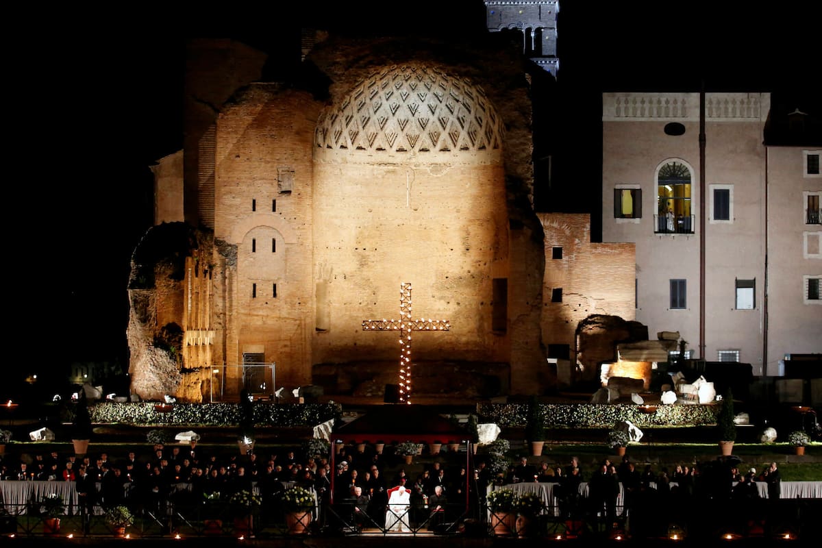 El papa Francisco, en el Via Crucis en el Coliseo romano