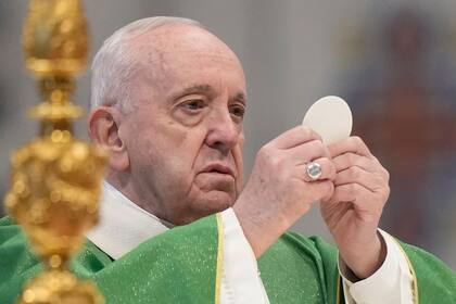 El papa Francisco en la Basílica de San Pedro en la Ciudad del Vaticano el 23 de enero del 2022.  (Foto AP/Andrew Medichini)