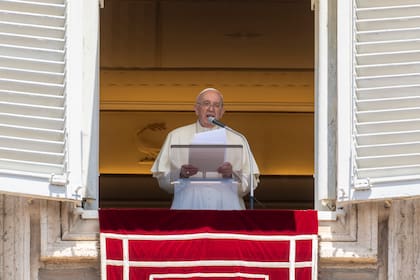 El papa Francisco en su balcón sobre la Plaza de San Pedro en el Vaticano