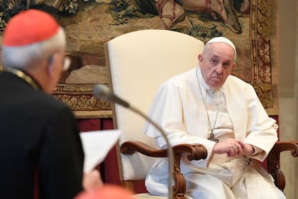 El Papa Francisco da su tradicional discurso para los augurios de Navidad para los miembros de la curia en el Vaticano