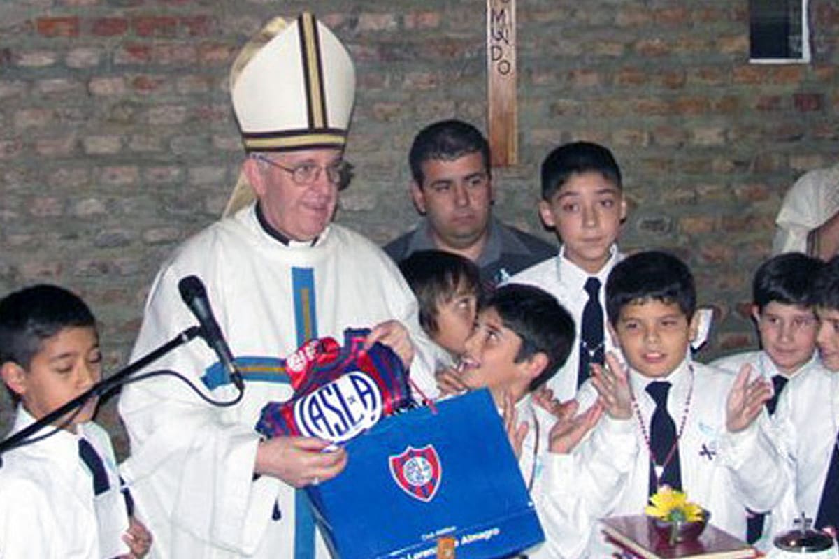 El Papa Francisco, en su visita a la capilla del club, en el Nuevo Gasómetro