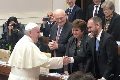 El papa Francisco, en un encuentro organizado en Roma, saluda al ministro de economía, Martín Guzmán, y a Kristalina Georgieva, titular del FMI