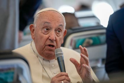 El papa Francisco en una de sus habituales ruedas de prensa en el avión de regreso de sus viajes