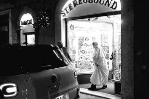 El papa Francisco, en una tienda de discos de Roma