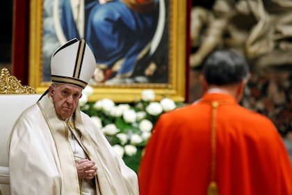 El Papa Francisco encabeza una ceremonia de consistorio mientras eleva a 13 prelados católicos romanos al rango de cardenal, en la Basílica de San Pedro