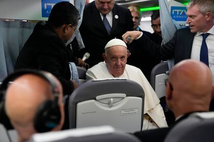 El papa Francisco es llevado ante reporteros para una conferencia de prensa a bordo del avión que lo transporta de regreso de Marsella, Francia, a Roma, el sábado 23 de septiembre de 2023. (AP Foto/Alessandra Tarantino, Archivo)