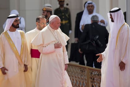 El Papa Francisco es recibido por el gobernante de Dubai Sheikh Mohammed bin Rashid Al-Maktoum y el Príncipe heredero de Abu Dhabi Mohammed bin Zayed al-Nahyan.