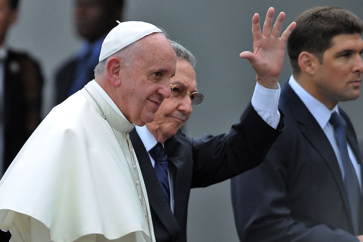 El Papa Francisco es recibido por el Presidente de Cuba Raul Castro en el aeropuerto internacional de la Havana