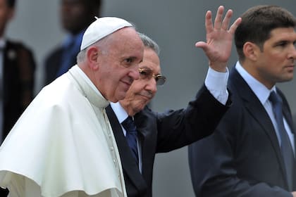 El Papa Francisco es recibido por el Presidente de Cuba Raul Castro en el aeropuerto internacional de la Havana