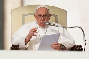 El papa Francisco habla durante su audiencia general semanal en la Plaza de San Pedro, en Roma, el 18 de octubre de 2023. (Foto AP/Alessandra Tarantino, Archivo)
