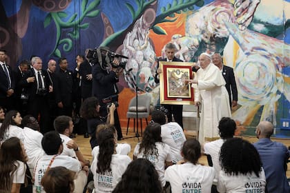 El Papa Francisco habla sobre una pintura del buen samaritano durante un encuentro con jóvenes miembros de la fundación educativa Scholas Occurentes en Cascais. (Foto de ANTONIO COTRIM / POOL / AFP)