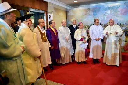 El papa Francisco hablando con líderes religiosos en la catedral Myeong-dong de Seúl, Corea del Sur