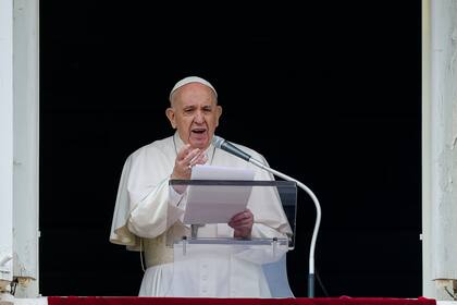 El papa Francisco hablando desde la ventana de su estudio hacia la Plaza de San Pedro, en Roma, Italia, el 6 de junio de 2021. (AP Foto/Domenico Stinellis)