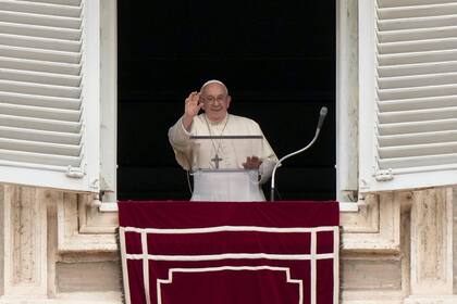 El papa Francisco imparte la bendición en la oración del Ángelus desde la ventana de su estudio a la Plaza de San Pedro, Vaticano, en ocasión del Día de Todos los Santos, miércoles 1 de noviembre de 2023. (AP Foto/Andrew Medichini)