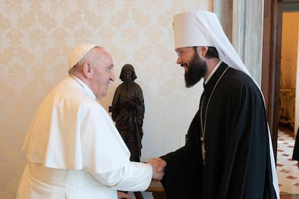 El papa Francisco (izquierda) estrechando la mano del metropolita Antonij de Volokolamsk (derecha), presidente del Departamento de Relaciones Eclesiásticas Externas del Patriarcado de Moscú (DECR) en el Vaticano