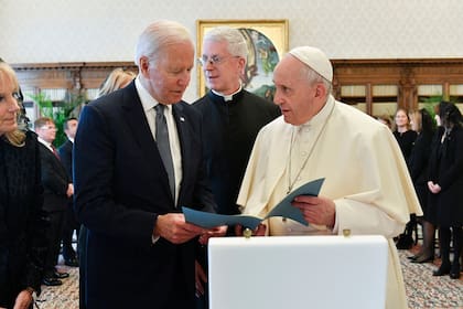 El papa Francisco junto al presidente norteamericano, Joe Biden, en el Vaticano, en 2021. (Handout/VATICAN MEDIA / AFP)