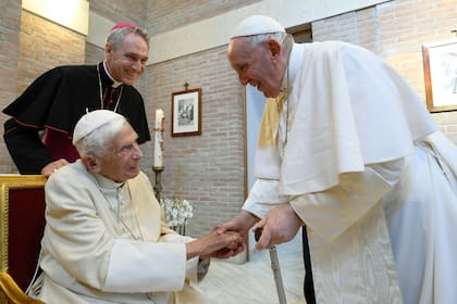 El papa Francisco junto a Benedicto XVI, en noviembre pasado