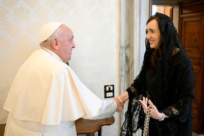 El papa Francisco junto a la vicepresidenta Victoria Villarruel, en el Vaticano