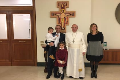 El papa Francisco, junto al heladero platense y su familia