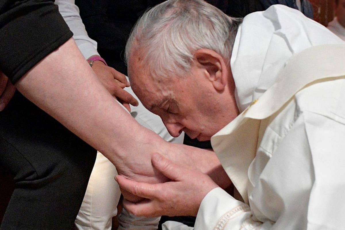 El Papa Francisco lavó los pies de algunos reclusos del centro de detención de Paliano, al sur de Roma