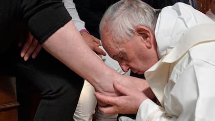 El Papa Francisco lavó los pies de algunos reclusos del centro de detención de Paliano, al sur de Roma