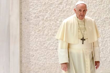 El papa Francisco llega a su audiencia general semanal en el salón Pablo VI, en el Vaticano, el 1 de septiembre de 2021. (AP Foto/Andrew Medichini)