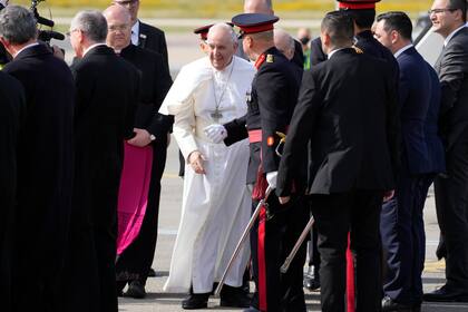 El papa Francisco llega al aeropuerto internacional de Malta, en Luqa, el 2 de abril de 2022 en el inicio de su visita al país. (AP Foto/Andrew Medichini)