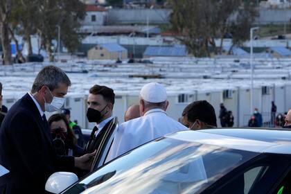 El papa Francisco llega al campamento de refugiados Karatepe el domingo 5 de diciembre de 2021, en la isla de Lesbos, Grecia. (AP Foto/Alessandra Tarantino)