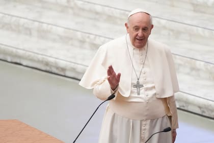 El papa Francisco llega al inicio de un Simposio sobre Vocaciones en la sala Paulo VI del Vaticano, jueves 17 de febrero de 2022. (AP Foto/Gregorio Borgia)
