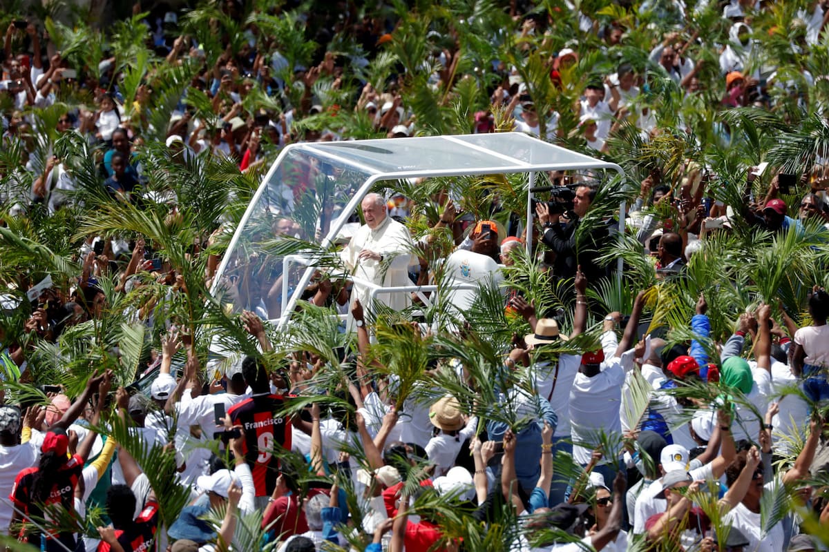 El Papa Francisco llega al monumento a María Reina de la Paz en Port Louis, Mauricio, el 9 de septiembre de 2019