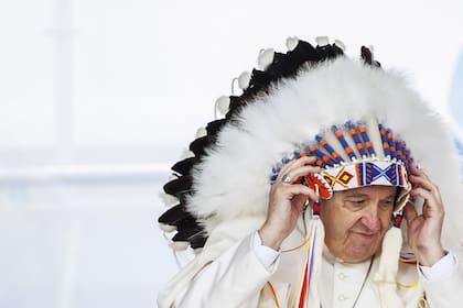 El Papa Francisco lleva un tocado tradicional que le regalaron los líderes indígenas durante su visita el 25 de julio de 2022 en Maskwacis, Canadá.