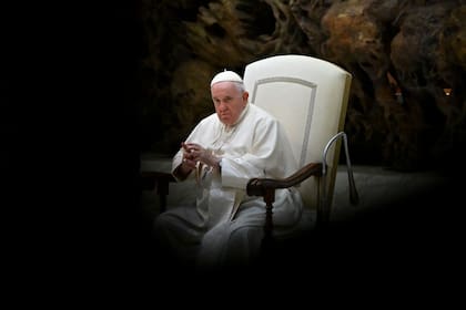 El papa Francisco observa durante la audiencia general semanal el 14 de diciembre de 2022 en la sala Pablo VI del Vaticano.
