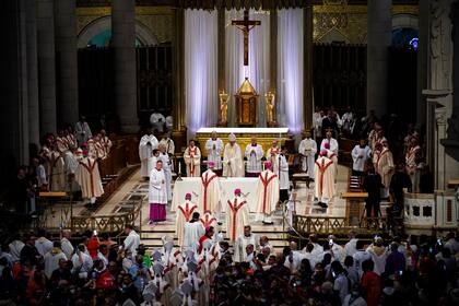 El papa Francisco oficia una misa en el Santuario Nacional de Saint Anne de Beaupré el 28 de julio del 2022, en Saint Anne de Beaupré, Québec. (AP Foto/John Locher)