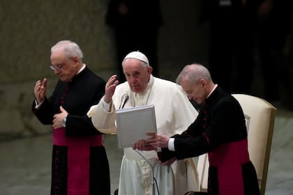 El papa Francisco ofrece su bendición tras su audiencia general semanal en la Sala Pablo VI del Vaticano, el miércoles 22 de diciembre de 2021. (AP Foto/Alessandra Tarantino)
