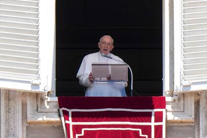 El papa Francisco ofrece un discurso durante su aparición para la plegaria Regina Coeli desde su estudio con vistas a la Plaza de San Pedro, en el Vaticano, el domingo 12 de junio de 2022. (AP Foto/Andrew Medichini)
