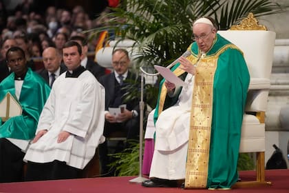 El papa Francisco ofrece un discurso durante una misa con motivo del Día de los Pobres en la Basílica de San Pedro del Vaticano, el domingo 13 de noviembre de 2022. (AP Foto/Gregorio Borgia)